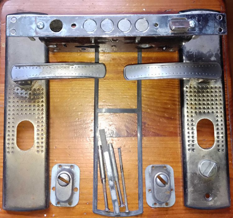 ручка дверная и накладка.+ разные замки с ручками.