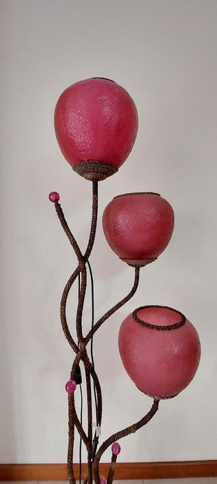 Candeeiro de pé alto do gato preto