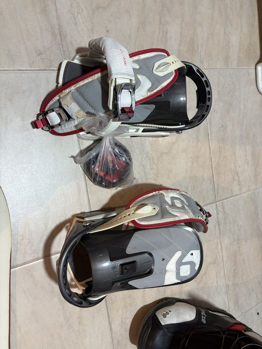Prancha de snowboard com botas