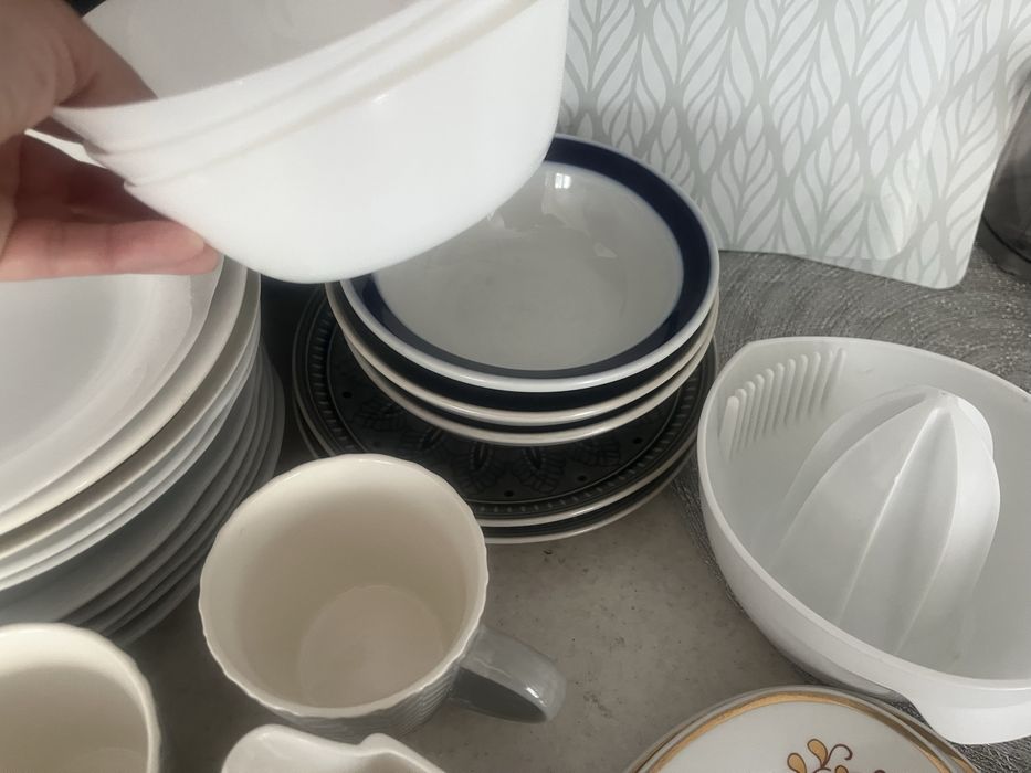 Zestaw talerze kubki sztucce szklanki i inne porcelana