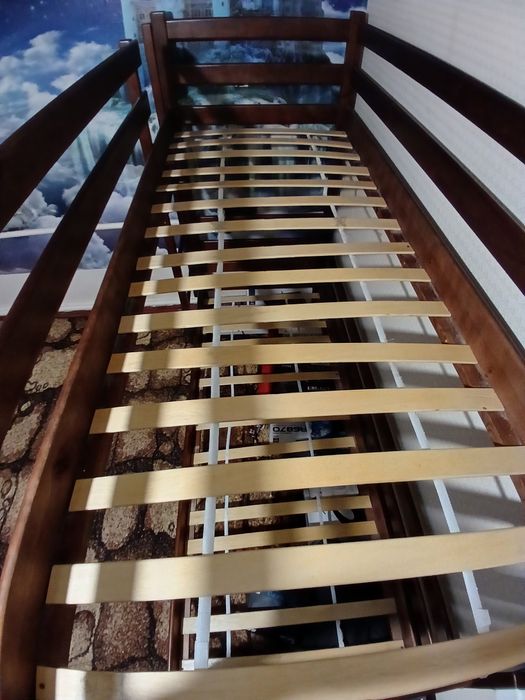 Двохярусне дитяче дерев'яне ліжко