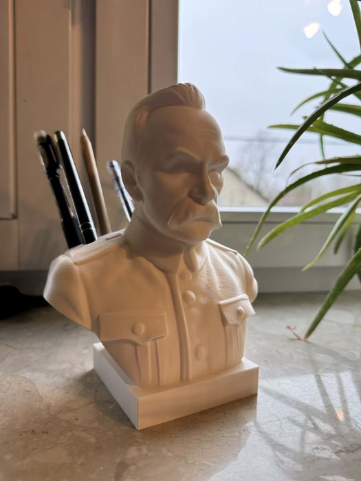 Popiersie Marszałek Józef Piłsudski - Stojak na długopisy i ołówki