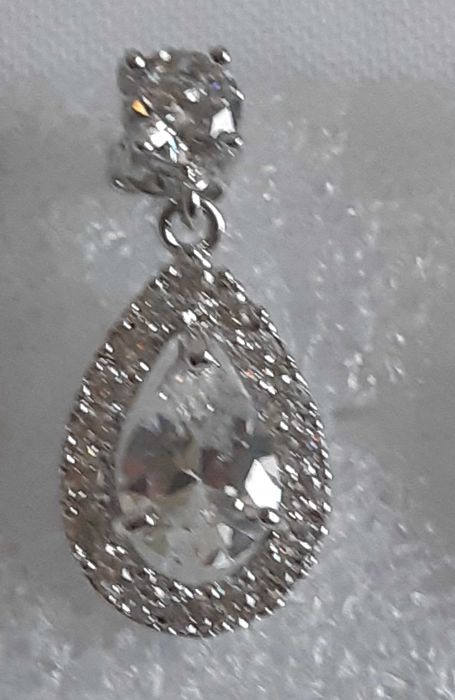 Сережки капли с позолотой 750 пробы с кристаллами Swarovski