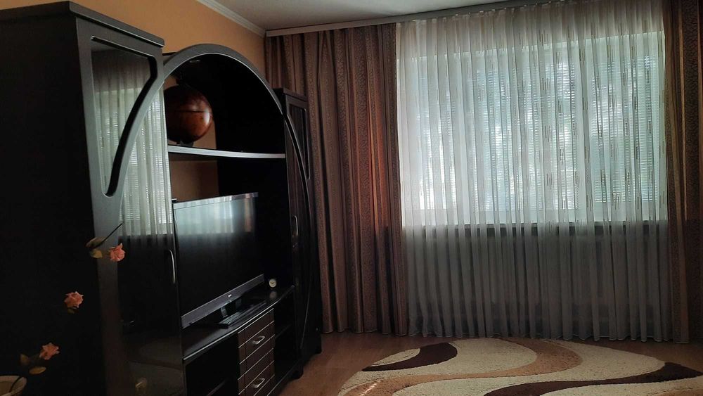 Продається двоповерховий будинок.