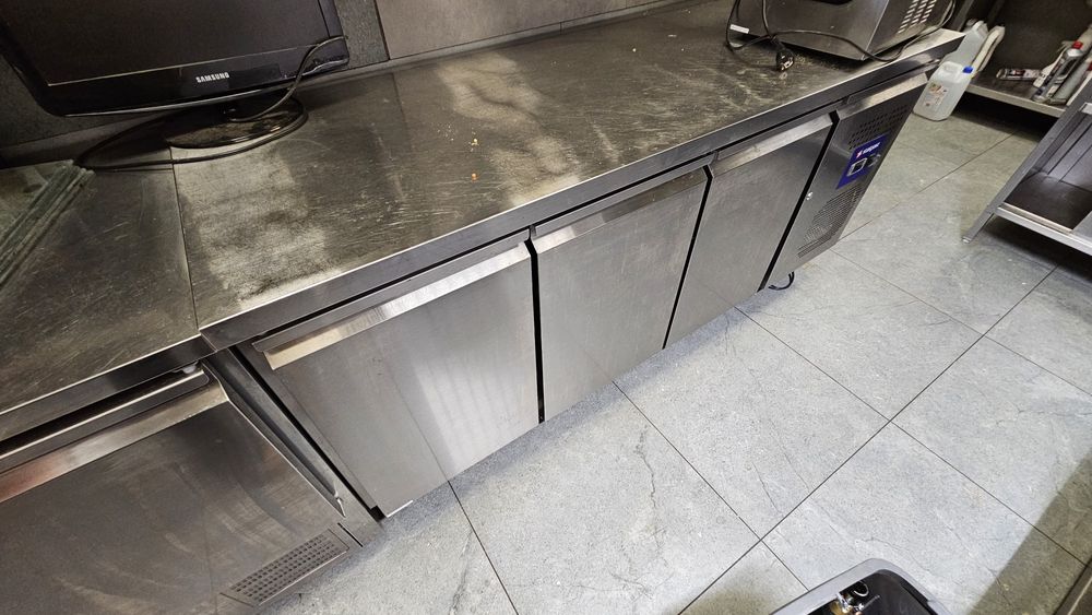 Lodówka 3-drzwiowa Stalgast 842045V02 z blatem