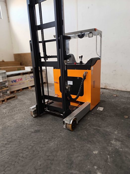 Empilhador retrátil eletrico