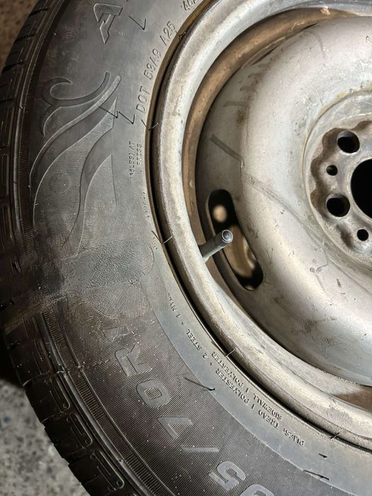 Продам майже нові шини з дисками