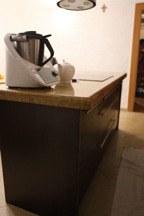 Kuchnia wraz z blatem granitowym i sprzętami