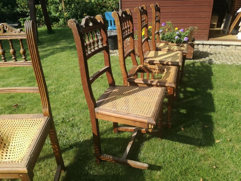 Stare, antyczne krzesła dębowe.