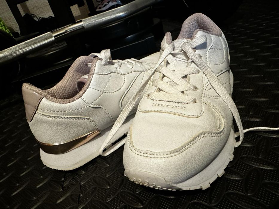 Женские кроссовки