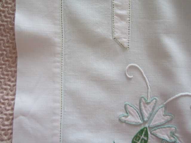 Dois Panos de Tabuleiro Bordados