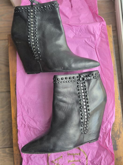 Взуття жіноче. Туфлі та чобітки. Натуральні замша та шкіра .