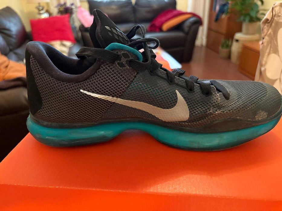 Tênis de basketball Nike de cor vefrde [43). Muito pouco usados.
