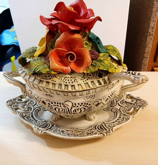Antigo Centro de Mesa / Floreira Cerâmica Rústica com Rosas