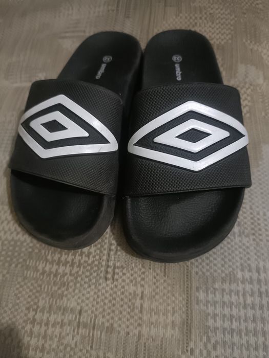 Klapki chłopięce firmy Umbro rozmiar 32