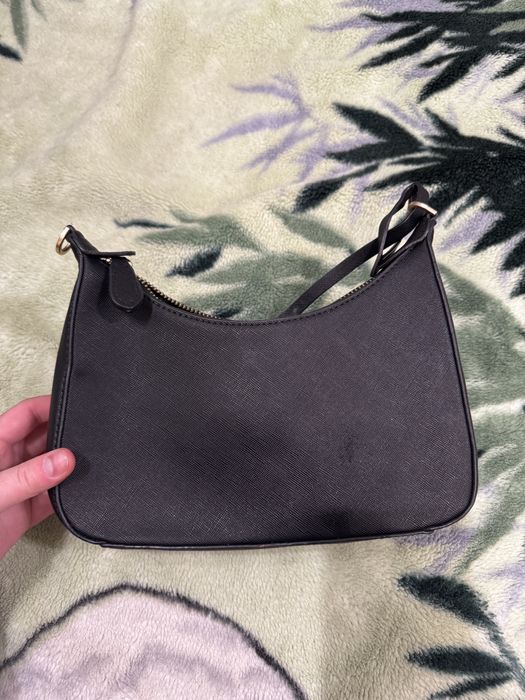 Чорна сумка Prada Re-Edition 2005