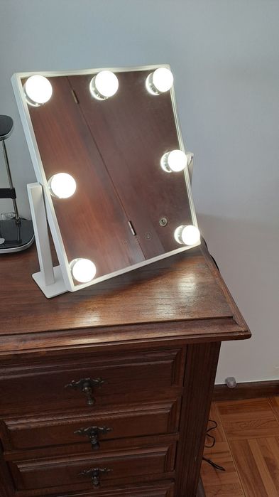 Espelho de maquilhagem profissional com iluminação