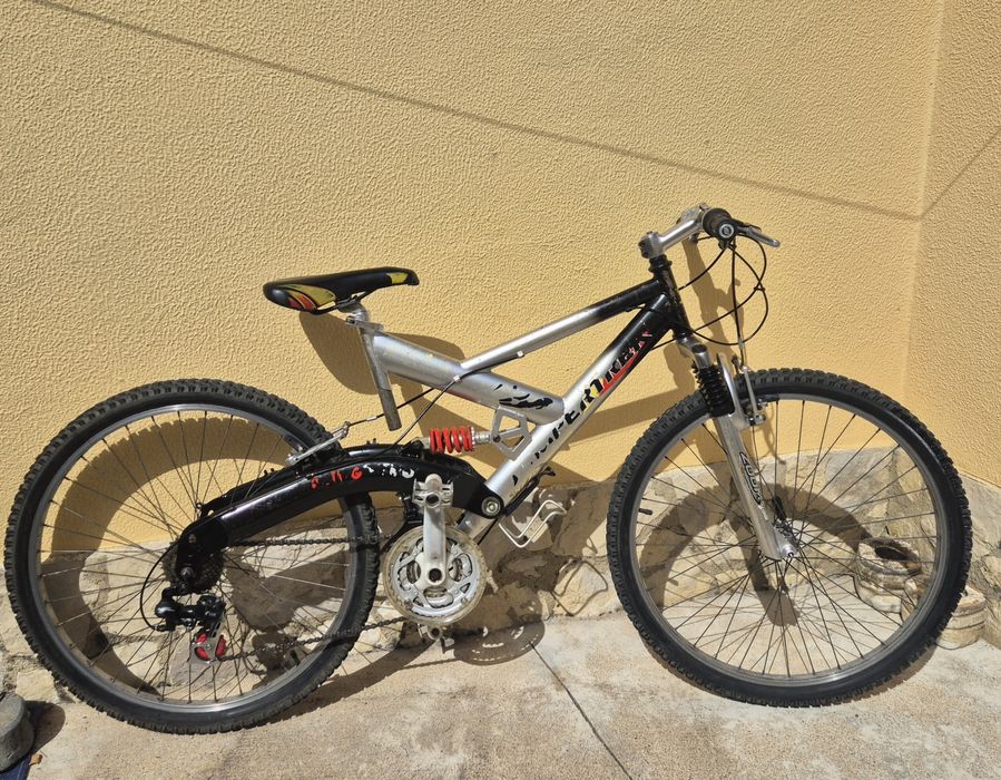 Bicicleta de montanha com suspensao total