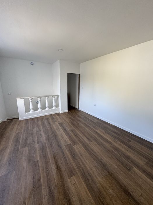 Arrendo T1/T2 totalmente remodelado Charneca Caparica