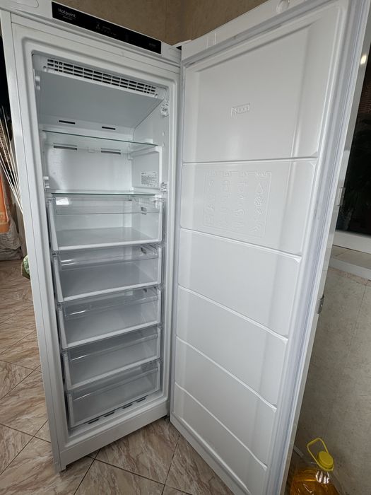 Морозильна камера Hotpoint-Ariston HFZ 6175 W