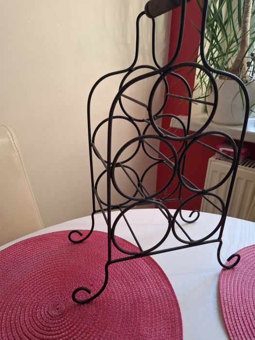 Żeliwny stojak na wino