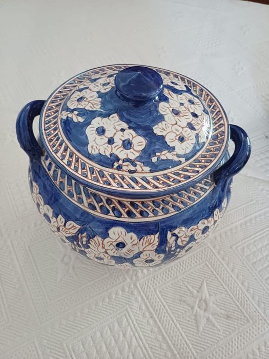 Pratos e pote com tampa rústicos em barro pintado