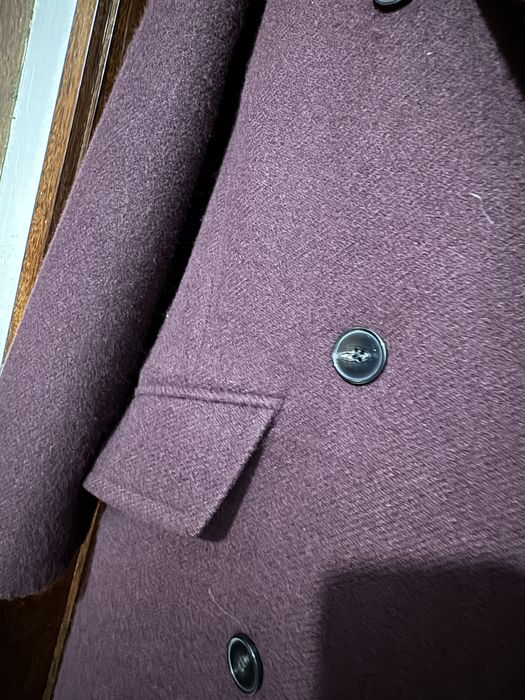 Sobretudo bordeaux da marca Pull&Bear.