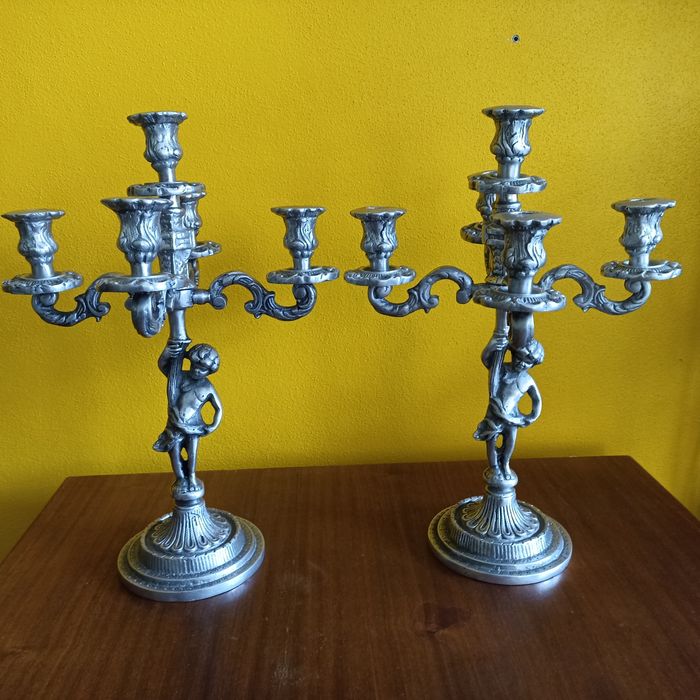 Par de candelabros 5 lumes em estanho com anjinhos "putti"