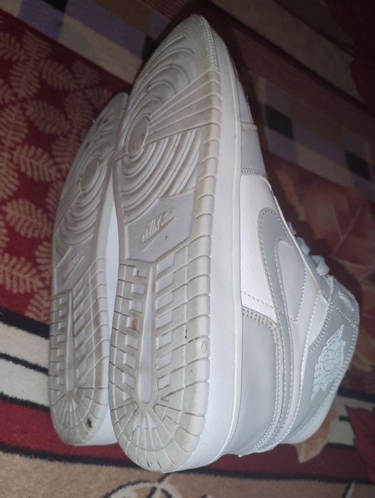 Кроссовки nike air jordan 1 retro grey mid