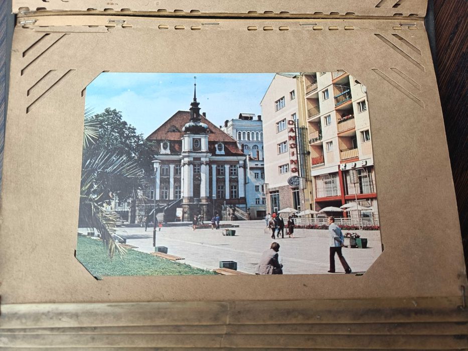Stary album z pocztówkami