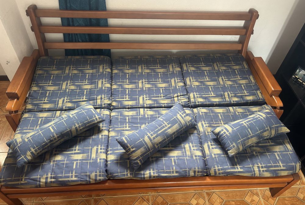 Sofá cama em madeira clara