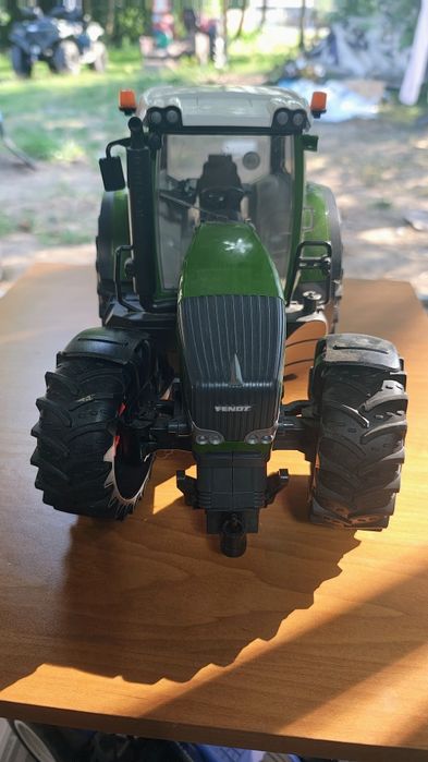 Bruder traktoe fendt