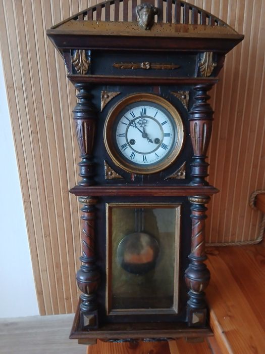 Старовинний настінний годинни з маятником