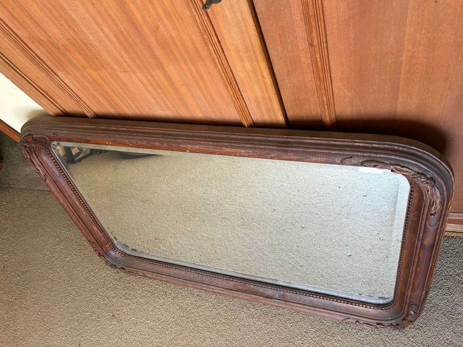 Móveis antigos em madeira maciça