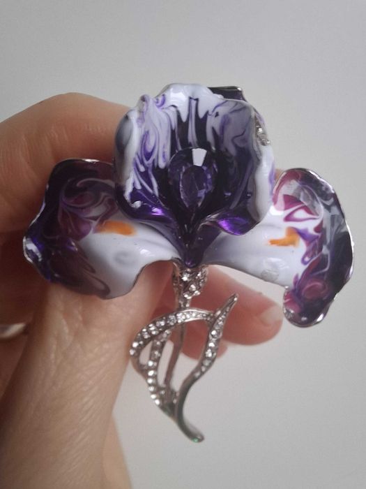 Broszka kwiat irysa, emaliowana,cyrkonie