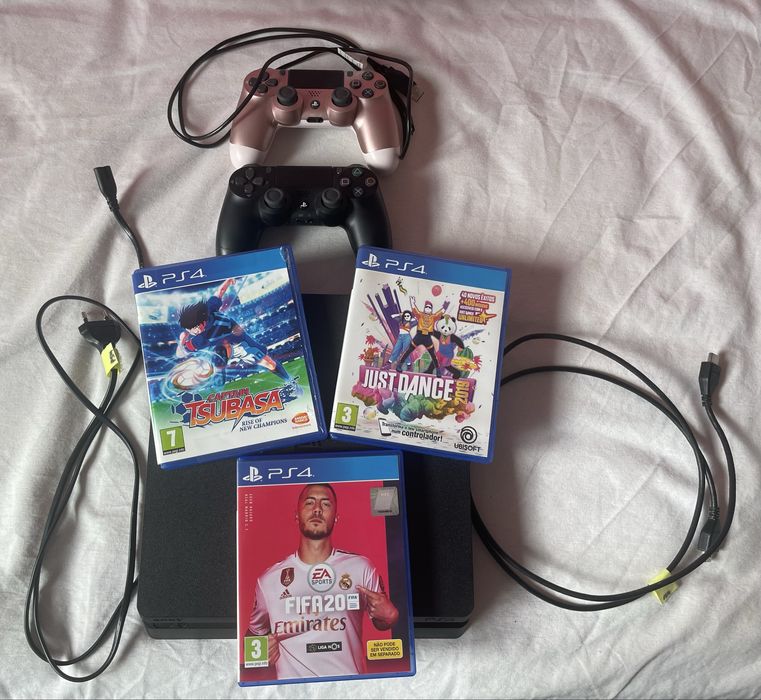 PlayStation PS4 Slim com 2 comandos, 3 jogos e cabos