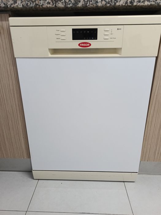 Máquina de larvar loiça em bom estado 12 talheres