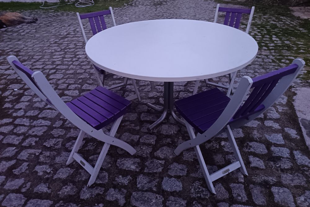 Mesa redonda e cadeiras dobráveis
