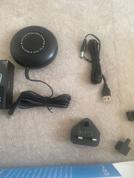Cyfrowy budzik LED z wibracją (Bed Shaker) Model CR1001EM (Nowy)