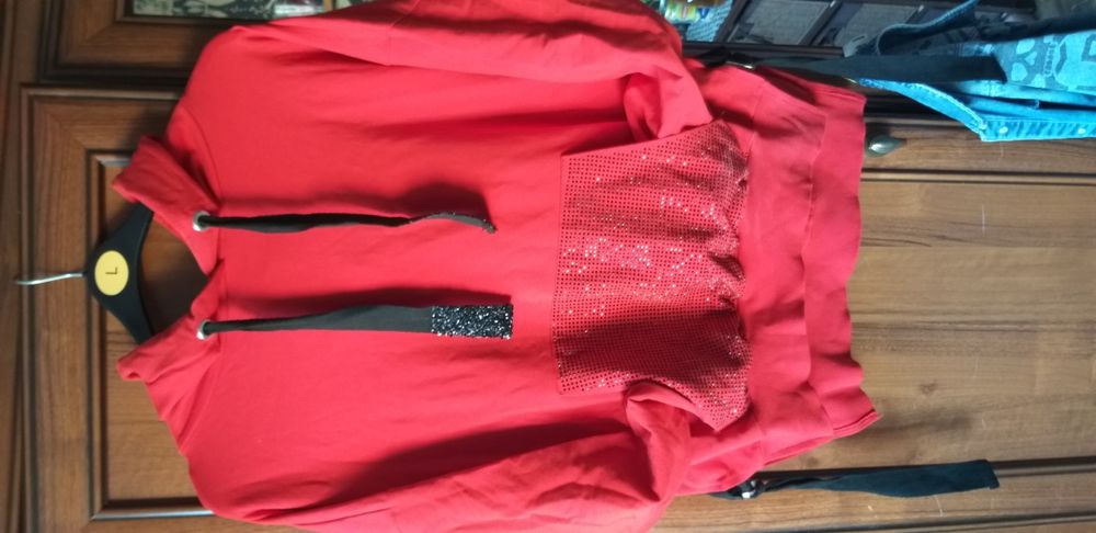 Czerwona bluza z cekinami