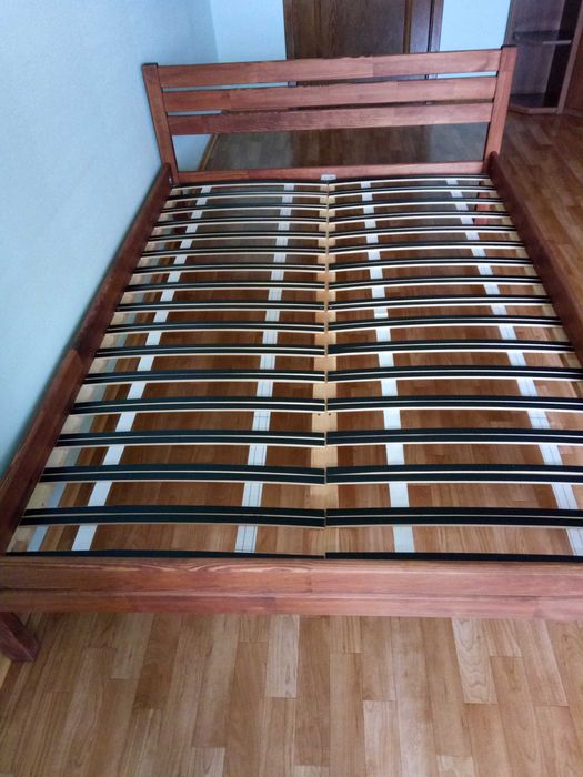 Продам кровать 200 на 140 с матрацом,почти новая,спали пару раз