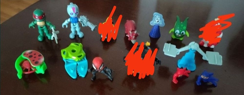 Різні іграшки Кіндер kinder. Дивіться фото.