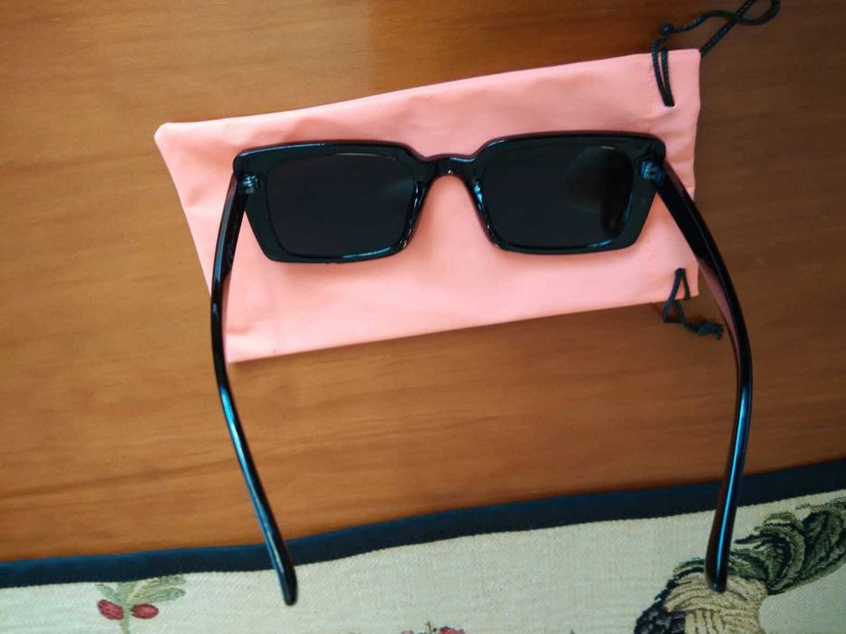 Par de óculos pretos