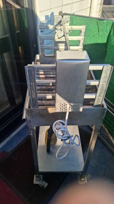 Churrasqueira a Carvão com Motor Elétrico