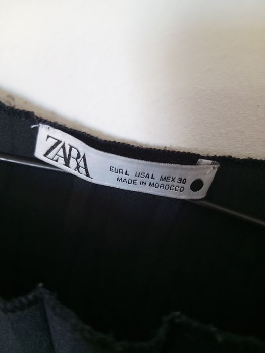 Top preto pregas L Zara (largo)
