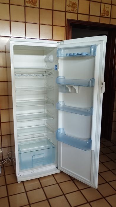 Frigorífico Beko SSE 27000 com 370 Litros de Capacidade