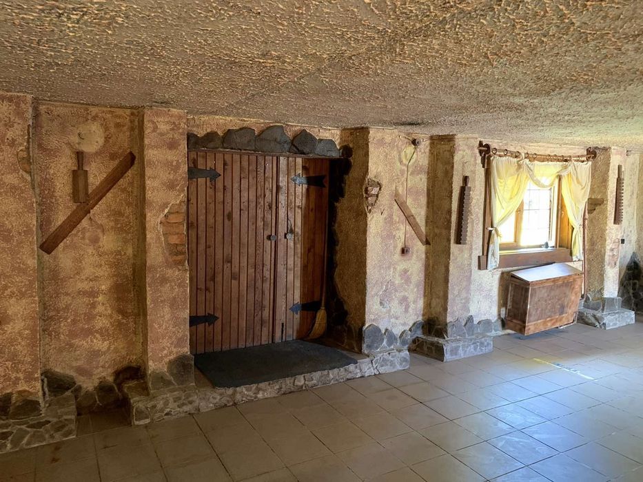 Будівля бувшого магазину з складськими приміщеннями