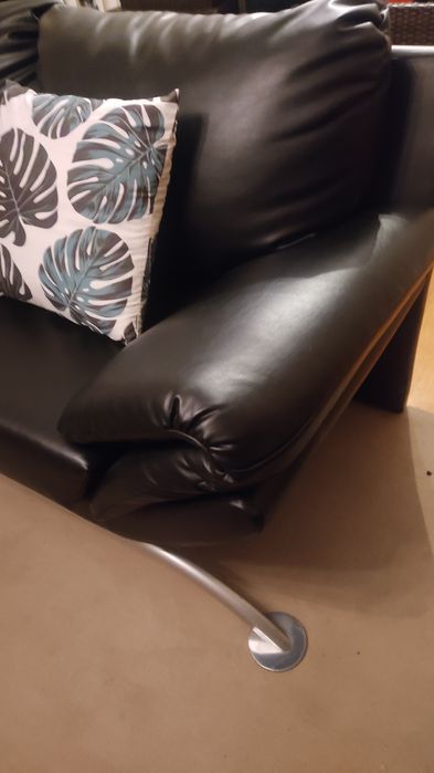 Sofá preto 2 lugares, pés prateados. Como novo