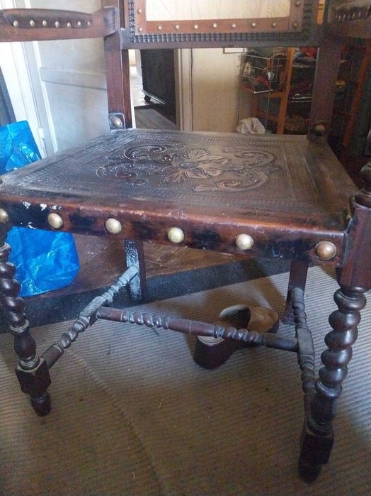 Secretária antiga estilo nacional português com cadeira original.