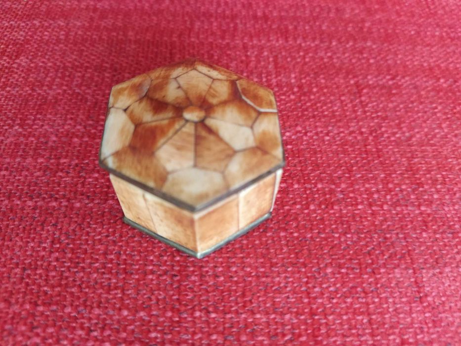Caixa hexagonal em latão e pedra incrustada lindissima